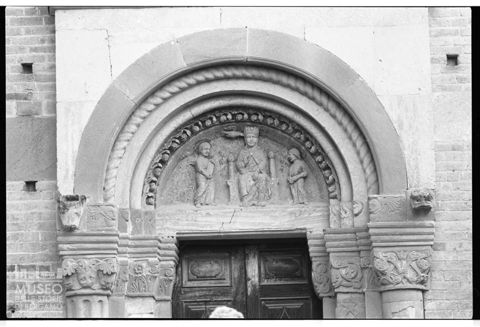 La lunetta del portale dell'abbazia di Santa Maria di Vezzolano ad Albugnano