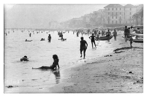 Bagnanti su una spiaggia ligure