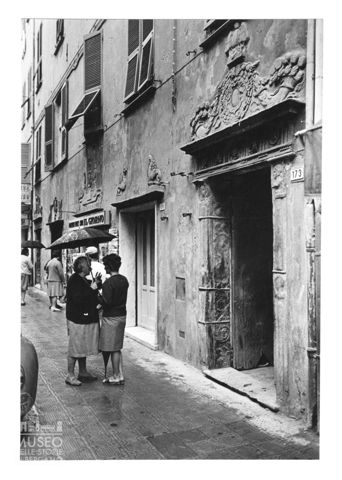 Scena di vita quotidiana in un borgo ligure