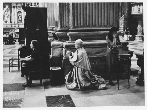 Due fedeli nel duomo di Genova