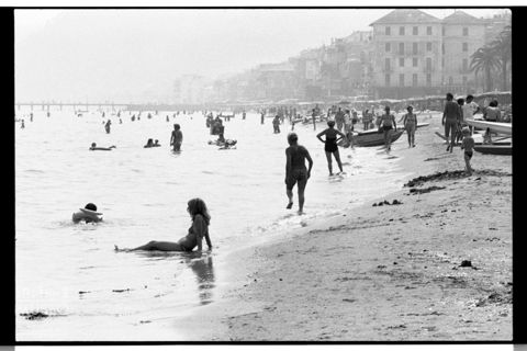 Bagnanti su una spiaggia ligure