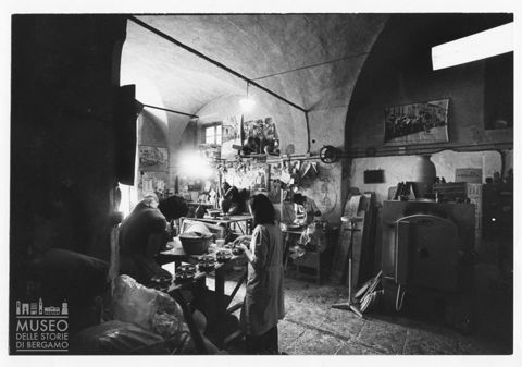 Artigiani in un laboratorio di ceramica di Albisola