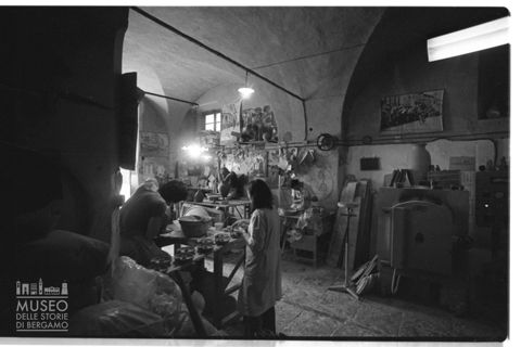 Artigiani in un laboratorio di ceramica di Albisola