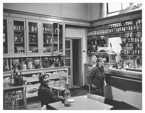 Donne in un bar ligure