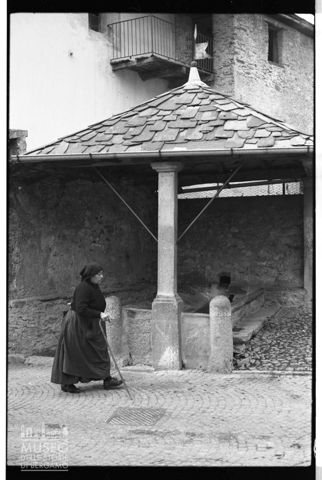 Donna per strada a Grosotto