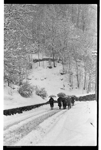 Donne sotto la neve a Ganda di Lanzada