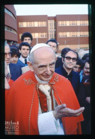 Papa Paolo VI durante la visita alla scuola professionale San Paolo di Roma