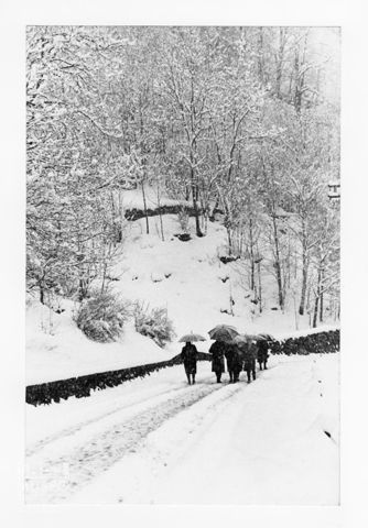 Donne sotto la neve in a Ganda di Lanzada