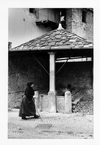 Donna per strada a Grosotto