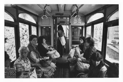 Donne sulla ferrovia a cremagliera Principe Granarolo a Genova