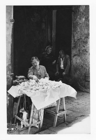 Ritratto di venditrice ambulante a Genova