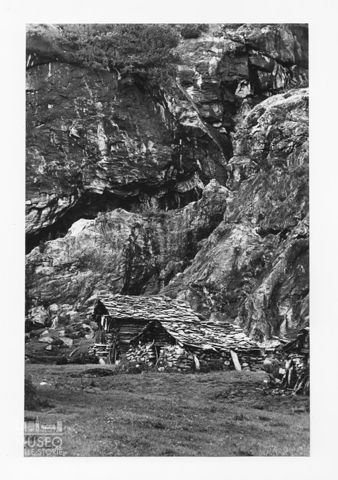 Particolare architettonico di una baita in Valchiavenna