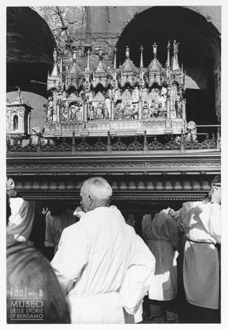 L'Arca delle ceneri del Battista durante la processione di San Giovanni a Genova