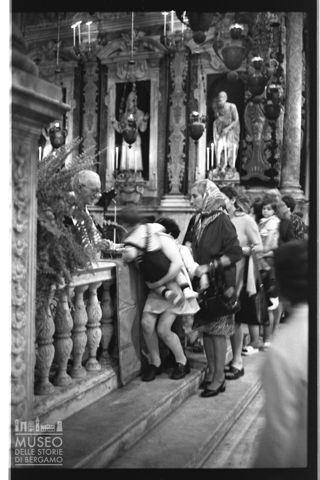 Fedeli nella cattedrale di San Lorenzo a Genova