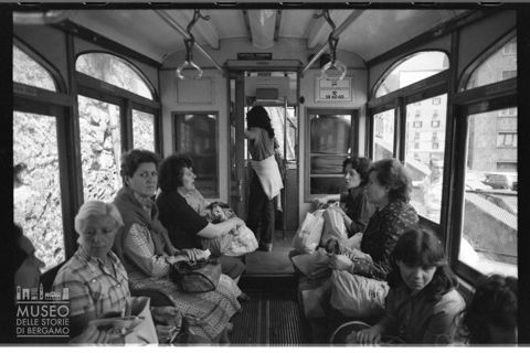 Donne sulla ferrovia a cremagliera Principe Granarolo a Genova