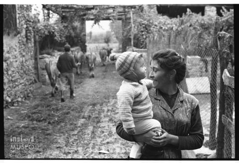 Ritratto di donna con bambino in una cascina presso Colico