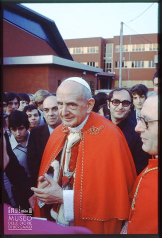 Papa Paolo VI durante la visita alla scuola professionale San Paolo di Roma