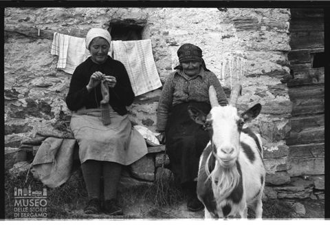 Scena di vita quotidiana a Chiareggio in Valmalenco