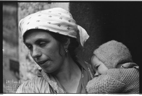 Ritratto di donna con bambino in Val di Mello
