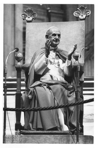 Paolo VI durante un'udienza generale nella basilica di San Pietro in Vaticano