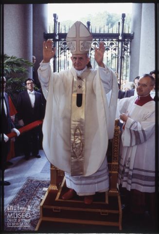 Ritratto di papa Paolo VI durante la celebrazione del Corpus Domini presso la basilica di San Paolo fuori le mura, a Roma