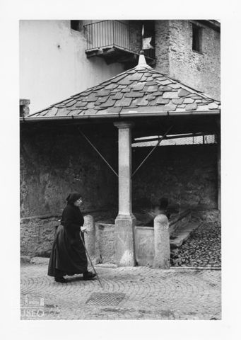 Donna per strada a Grosotto
