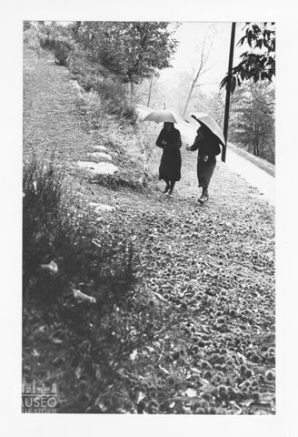 Due donne per strada in Valtellina