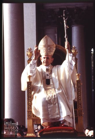 Paolo VI benedicente durante la celebrazione del Corpus Domini presso la basilica di San Paolo fuori le mura, a Roma