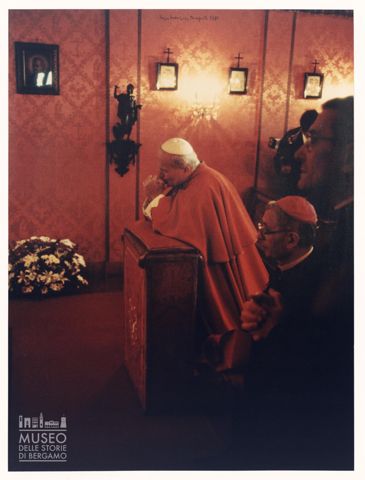 Giovanni Paolo II in preghiera nella cappella del Santo Sepolcro a Ca' Maitino