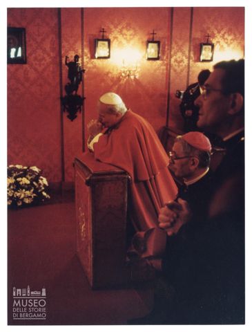 Giovanni Paolo II in preghiera nella cappella del Santo Sepolcro a Ca' Maitino