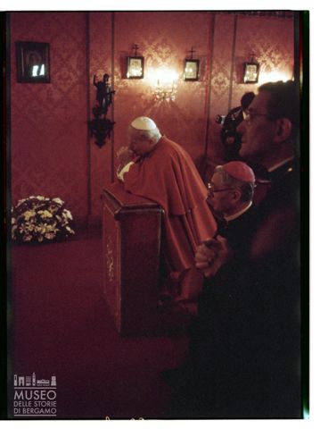 Giovanni Paolo II in preghiera nella cappella del Santo Sepolcro a Ca' Maitino