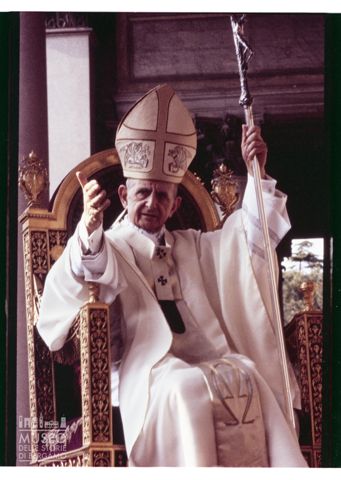 Ritratto di papa Paolo VI durante la processione del Corpus Domini nella basilica di San Paolo fuori le Mura, a Roma