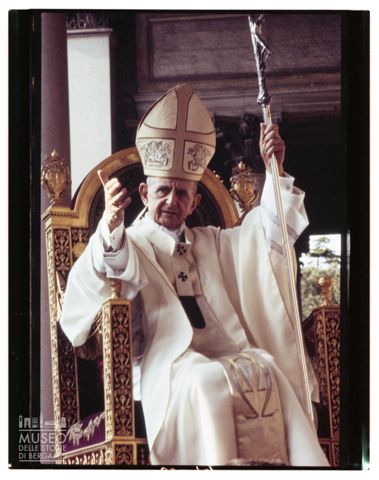 Ritratto di papa Paolo VI durante la processione del Corpus Domini nella basilica di San Paolo fuori le Mura, a Roma