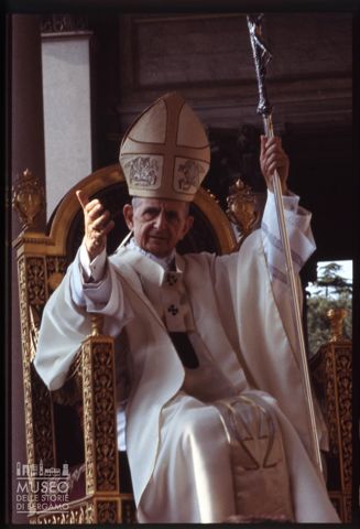Ritratto di papa Paolo VI durante la processione del Corpus Domini nella basilica di San Paolo fuori le Mura, a Roma
