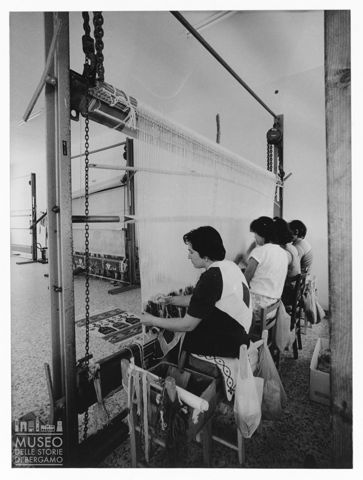 Artigiane al lavoro a un telaio verticale a Nule