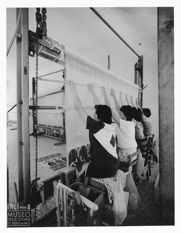 Artigiane al lavoro a un telaio verticale a Nule