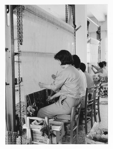 Artigiane al lavoro a un telaio verticale a Nule