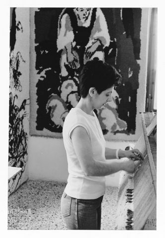 Artigiana al lavoro in un laboratorio tessile a Dorgali