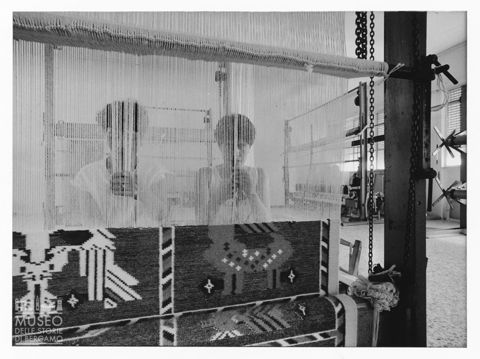 Artigiane al lavoro a un telaio verticale a Nule