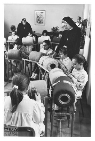 Lezione di ricamo presso l'Istituto cardinal Ferrari di Cantù