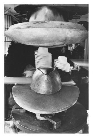 Forme per cappelli in un laboratorio artigianale a Campi Bisenzio