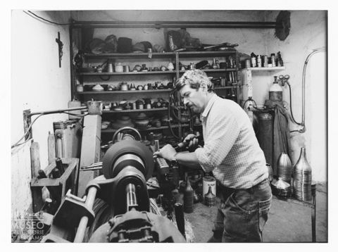La bottega del ramaio Bruno Voltolini a Tezze, frazione di Grigno