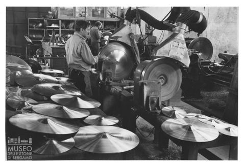 Produzione di piatti musicali a Pistoia