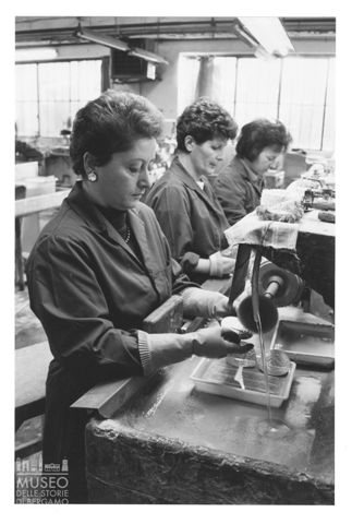Operaie al lavoro nella ditta di medaglie Lorioli a Cernusco sul Naviglio