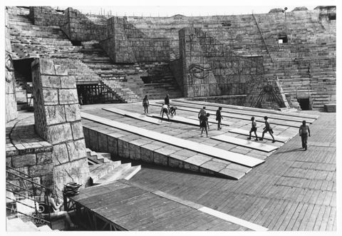 L'allestimento della scenografia dell'Aida per la stagione 1977 all'Arena di Verona
