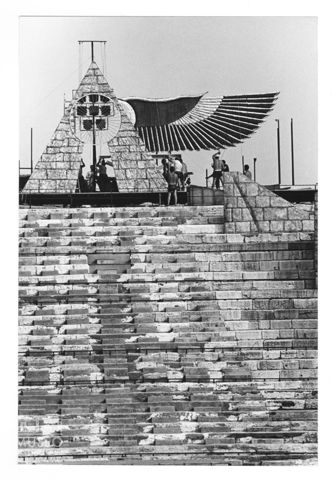 L'allestimento della scenografia dell'Aida per la stagione 1977 all'Arena di Verona