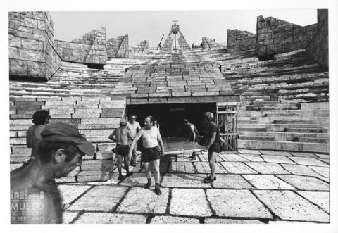 L'allestimento della scenografia dell'Aida per la stagione 1977 all'Arena di Verona