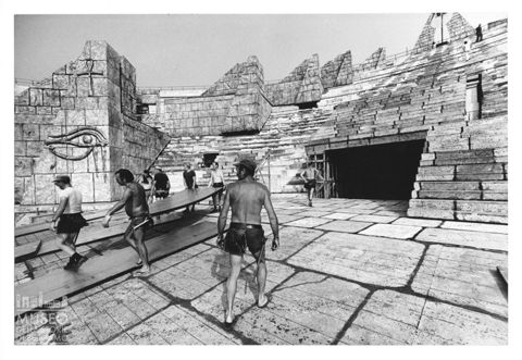 L'allestimento della scenografia dell'Aida per la stagione 1977 all'Arena di Verona