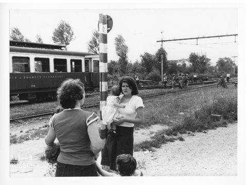 Passeggeri in attesa del treno nella stazione di Trissino