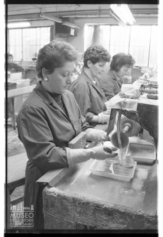 Operaie al lavoro nella ditta di medaglie Lorioli a Cernusco sul Naviglio